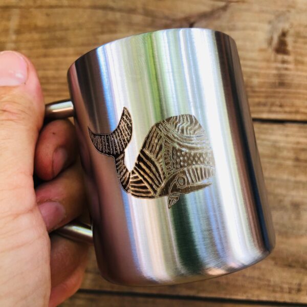 Tasse inox Collab'Péi 🇷🇪 - Cachalot par Tristan – Image 3