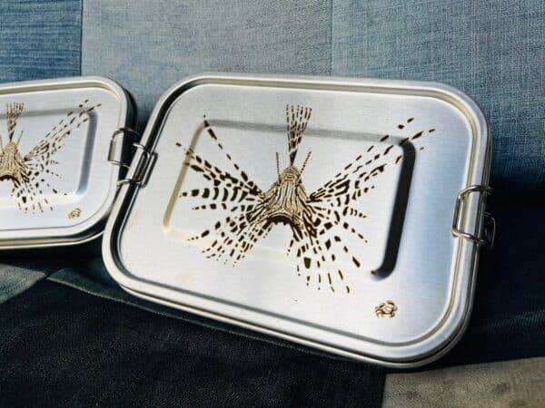 Barquette repas inox rectangulaire - Poisson lion "larmé" par Bland' – Image 5