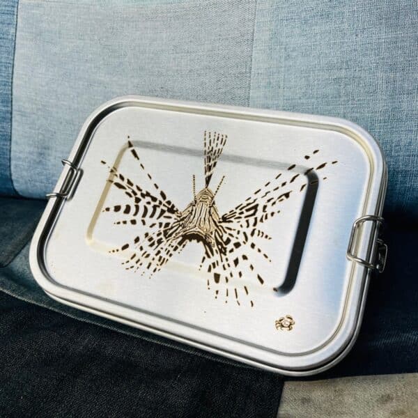 Barquette repas inox rectangulaire - Poisson lion "larmé" par Bland'