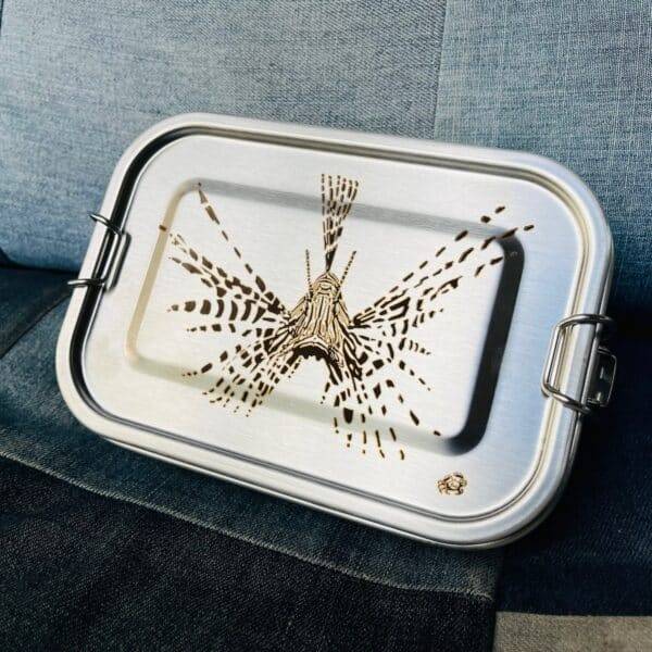 Barquette repas inox rectangulaire - Poisson lion "larmé" par Bland' – Image 3