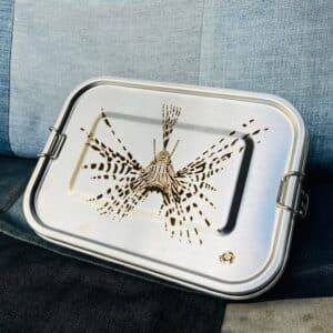 Barquette repas inox rectangulaire - Poisson lion "larmé" par Bland'